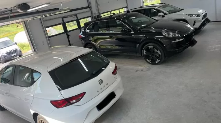 3 samochody w garażu. Naprawa pdr