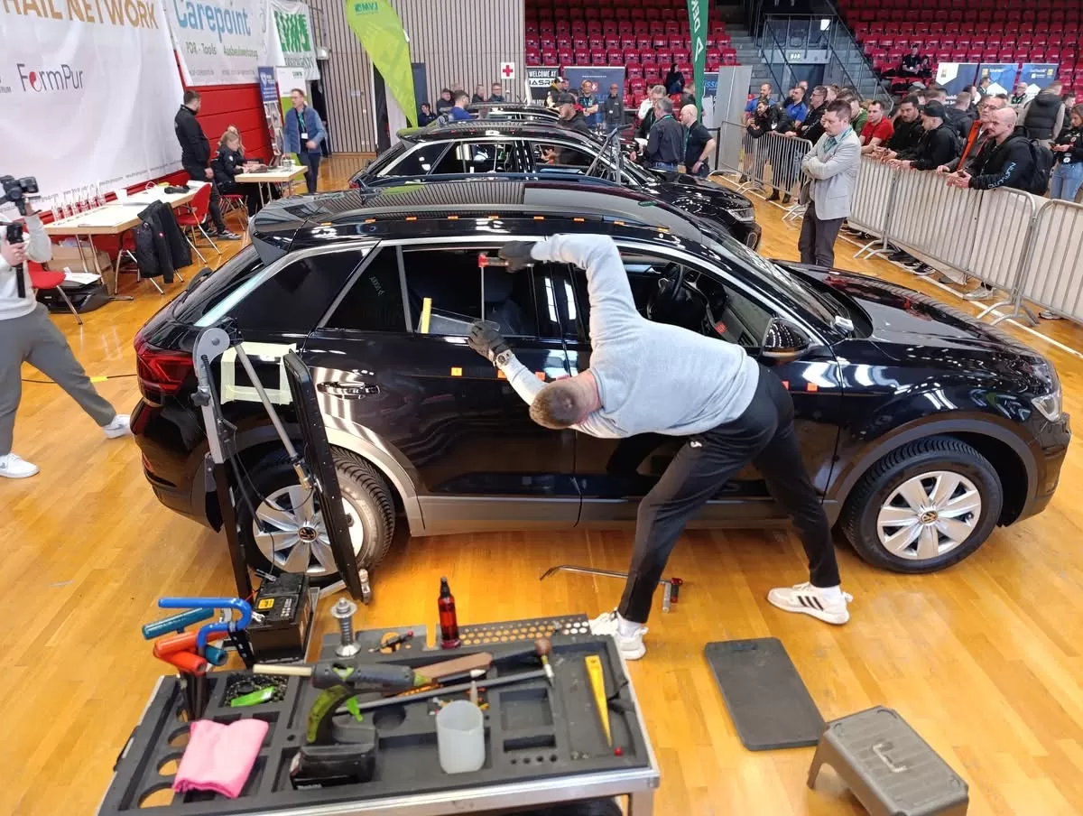 technik naprawiający wgniecenie drzwi